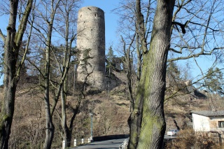 Der mächtige Turm verdeutlicht die einstmalige Größe der Burg
