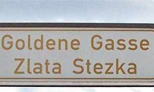 Straßenschild Goldene Gasse