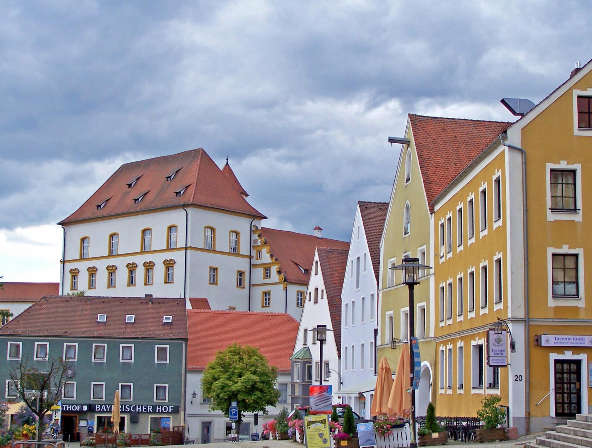 Die Nordseite des Luidpoldplatzes mit dem Schloss im Hintergrund