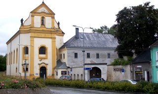Eine Kirche mit daneben liegenden Museum