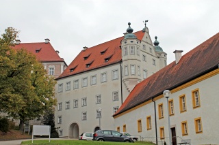 Die Prälatur mit dem Wirtschaftsgebäude