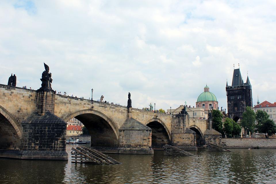 HNBS – CC0 Public Domain, https://pixabay.com/de/karlsbr%C3%BCcke-prag-tschechien-br%C3%BCcke-743651/ Karlsbrücke