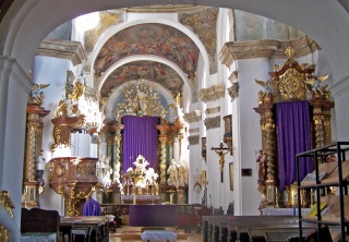 Der Altarraum der Dekanatskirche Allerheiligen
