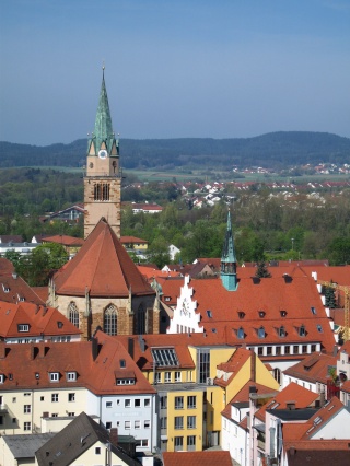 Das Rathaus und die Stadtpfarrkirche Sankt Johannes